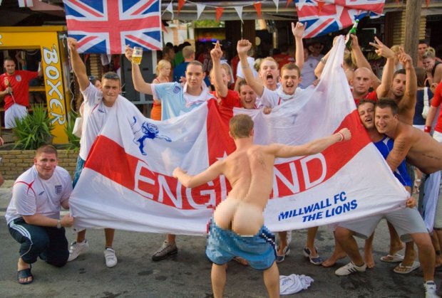 profimedia-engleski-navijaci-pokazuju-zadnjicu-muning-1465735895-927275.jpg