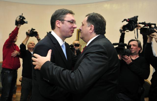 Dodik_Vucic_zagrljaj.jpg