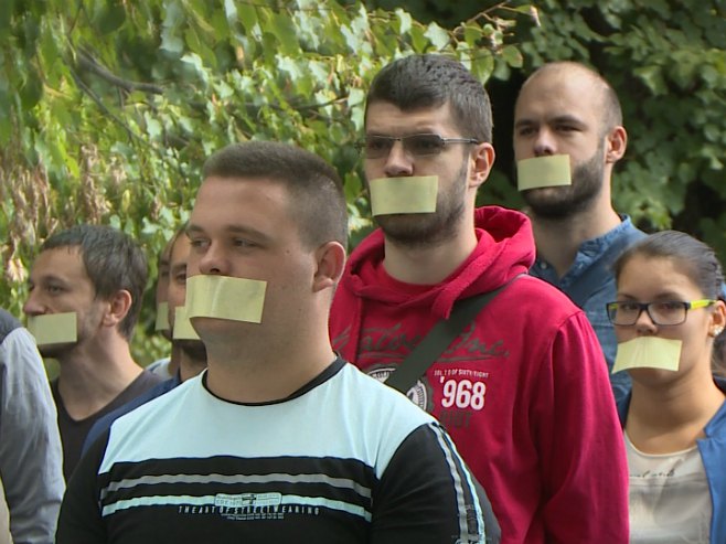 Studenti sa trakama.jpg