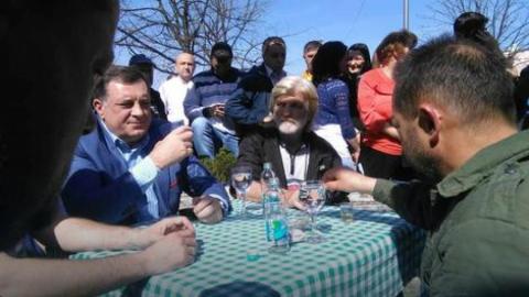 Dodik sa radnicima.jpg
